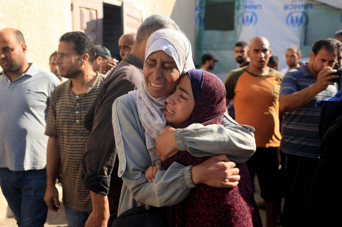 Os palestinos choram pelos corpos de seus entes queridos (não na foto) após o bombardeio israelense em Deir el-Balah, no centro da Faixa de Gaza