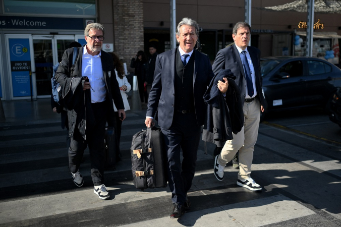 O presidente da Federação Francesa de Rugby (FFR), Florian Grill (dir.), e o vice-presidente da FFR, Jean-Marc Lhermet (esq.), acompanhados por Rafael Cuneo Libarona (centro), advogado dos jogadores franceses de rugby Hugo Auradou e Oscar Jegou, deixam o aeroporto após sua chegada em Mendoza, Argentina