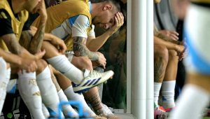 Messi, atacante da Argentina com a camisa #10 (à direita), reage após deixar o campo devido a uma lesão durante a partida final do torneio Copa América