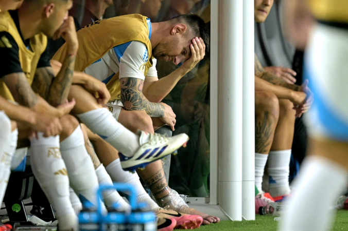 Messi, atacante da Argentina com a camisa #10 (à direita), reage após deixar o campo devido a uma lesão durante a partida final do torneio Copa América