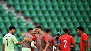 Marroquinos comemoram o final da partida que recomeçou em estádio vazio após incidentes