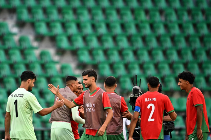 Marroquinos comemoram o final da partida que recomeçou em estádio vazio após incidentes