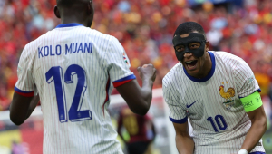 Randal Kolo Muani (E), da França, comemora com seu companheiro de equipe Kylian Mbappe após marcar o gol inaugural durante a partida de futebol das oitavas de final do UEFA EURO 2024