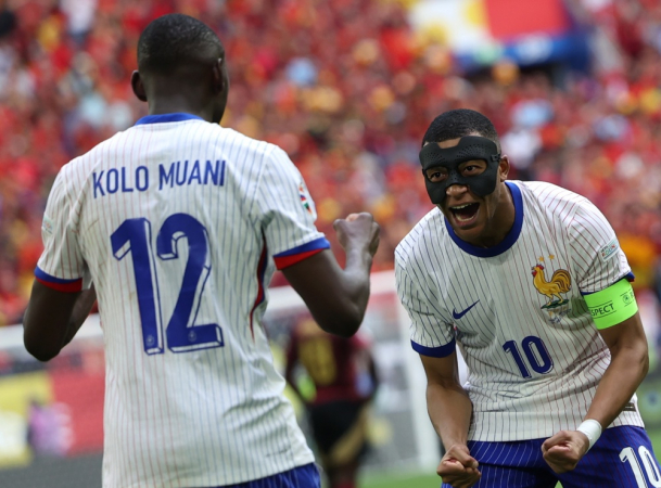 Randal Kolo Muani (E), da França, comemora com seu companheiro de equipe Kylian Mbappe após marcar o gol inaugural durante a partida de futebol das oitavas de final do UEFA EURO 2024