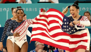 A equipe dos EUA, com Simone Biles (à esquerda), celebra após vencer a final feminina de ginástica artística