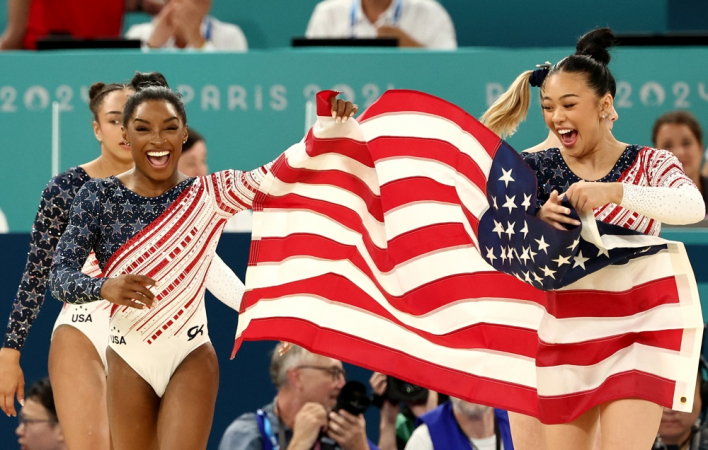 A equipe dos EUA, com Simone Biles (à esquerda), celebra após vencer a final feminina de ginástica artística