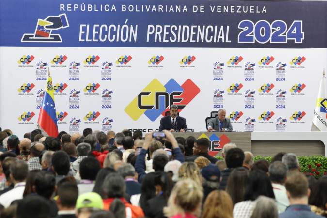 O presidente da Venezuela, Nicolás Maduro (esq.), fala após ser proclamado presidente reeleito pelo Conselho Nacional Eleitoral