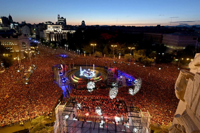 Milhares de torcedores se reúnem em Cibeles nesta segunda-feira para comemorar com a seleção espanhola o título de campeã da Europa