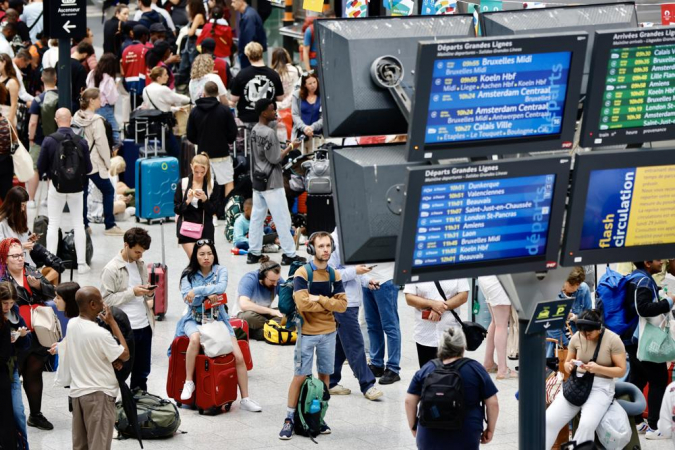 A França sofreu esta sexta-feira um ataque organizado contra a rede ferroviária de alta velocidade em torno de Paris, que criou graves problemas de trânsito e acontece no dia da cerimónia de abertura dos Jogos Olímpicos. Na imagem, usuários esperam resignados na estação Gare du Nord, em Paris