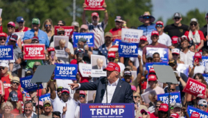 O ex-presidente dos EUA Donald J. Trump faz comentários durante um comício de campanha nas Fazendas Greenbriar em Chesapeake, Virgínia
