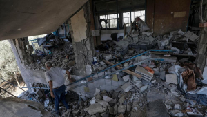 escola danificada da UNRWA após um ataque aéreo israelense no campo de refugiados de Al Nuseirat