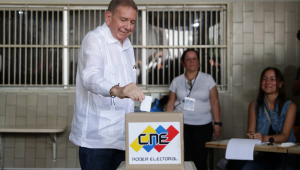 CARACAS (VENEZUELA), 28/07/2024.- O candidato à presidência da Venezuela, Edmundo González Urrutia, vota neste domingo,