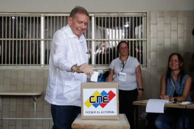 CARACAS (VENEZUELA), 28/07/2024.- O candidato à presidência da Venezuela, Edmundo González Urrutia, vota neste domingo,