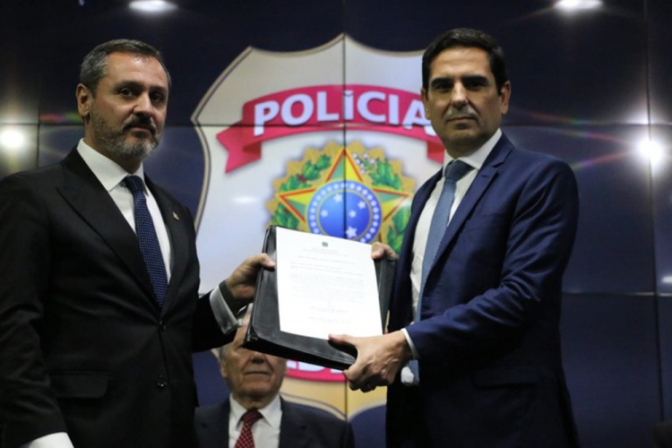 Novo superintendente toma posse na Polícia Federal e promete combate ‘incansável’ às fake news