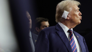 O candidato presidencial republicano e ex-presidente Donald J. Trump manda um beijo no terceiro dia da Convenção Nacional Republicana