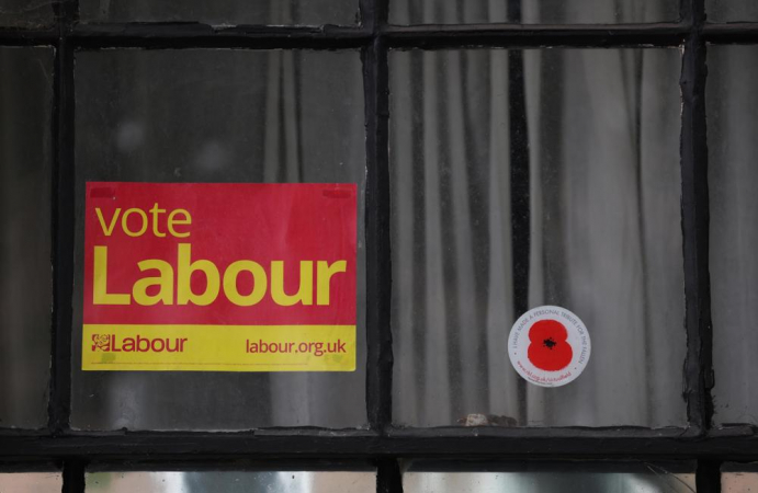 panfleto do Partido Trabalhista na janela de uma casa no Holborn & Eleitorado de St Pancras em Londres,