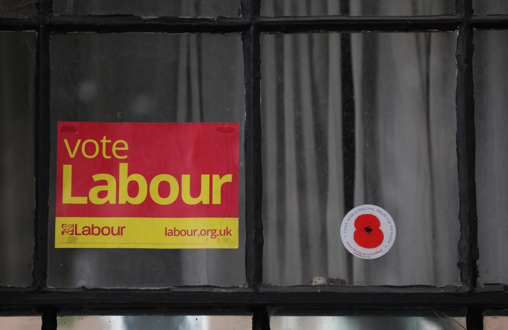 panfleto do Partido Trabalhista na janela de uma casa no Holborn & Eleitorado de St Pancras em Londres,