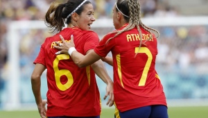 A meio-campista espanhola Aitana Bonmatí (à esquerda) celebra com sua companheira Athenea del Castillo (à direita) após marcar o gol de empate