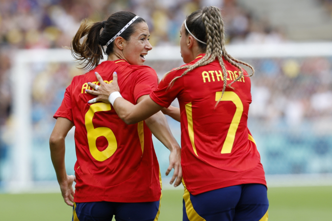 A meio-campista espanhola Aitana Bonmatí (à esquerda) celebra com sua companheira Athenea del Castillo (à direita) após marcar o gol de empate