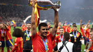 Rodri, da Espanha, comemora com o troféu após vencer a final da Euro