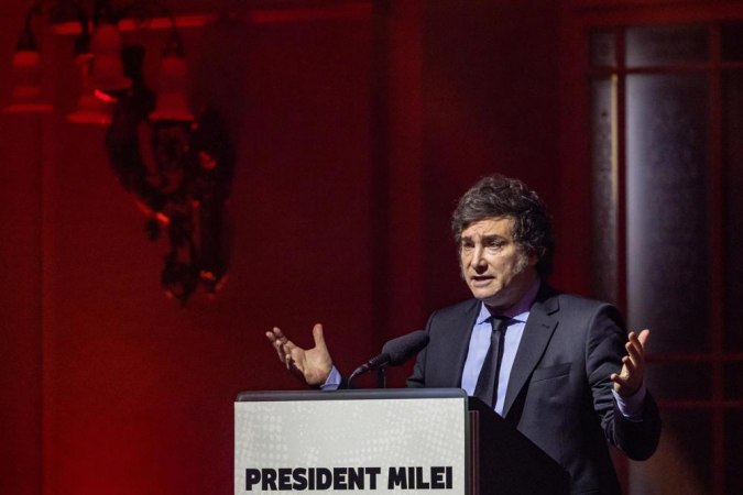 Foto de arquivo mostra o presidente da Argentina, Javier Milei, discursando durante cerimônia no Palácio Zofin, em 24 de junho de 2024, em Praga, República Tcheca