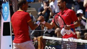 Paris (França), 29/07/2024.- Rafael Nadal, da Espanha, parabeniza Novak Djokovic, da Sérvia, pela vitória na segunda rodada de simples masculino nas competições de tênis dos Jogos Olímpicos de Paris 2024, em Roland Garros, em Paris, França , 29 de julho de 2024. (Tênis, França, Espanha) EFE/EPA/FRANCK ROBICHON