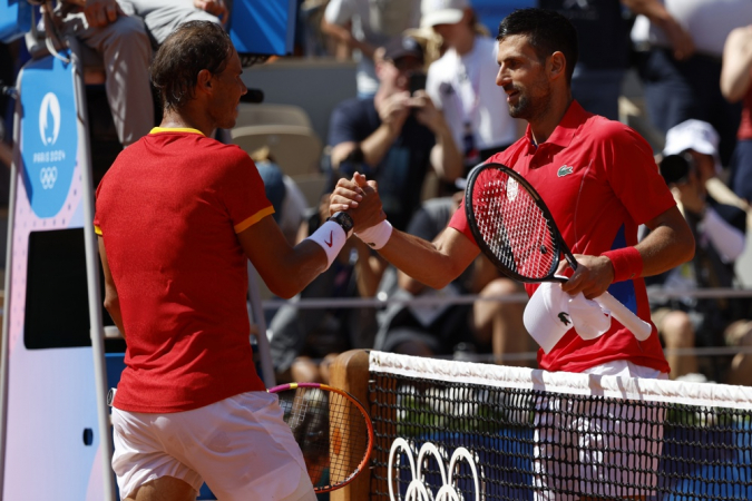 Paris (França), 29/07/2024.- Rafael Nadal, da Espanha, parabeniza Novak Djokovic, da Sérvia, pela vitória na segunda rodada de simples masculino nas competições de tênis dos Jogos Olímpicos de Paris 2024, em Roland Garros, em Paris, França , 29 de julho de 2024. (Tênis, França, Espanha) EFE/EPA/FRANCK ROBICHON