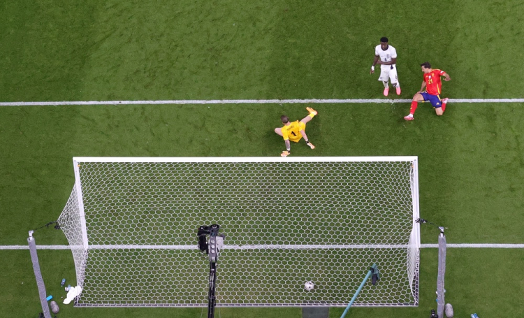 Mikel Oyarzabal (dir.) da Espanha marca o segundo gol de sua seleção durante a partida de futebol da final do UEFA EURO 2024