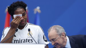 O atacante brasileiro Endrick (à esq.), ao lado do presidente do Real Madrid, Florentino Pérez (à dir.), durante sua apresentação como novo jogador do Real Madrid