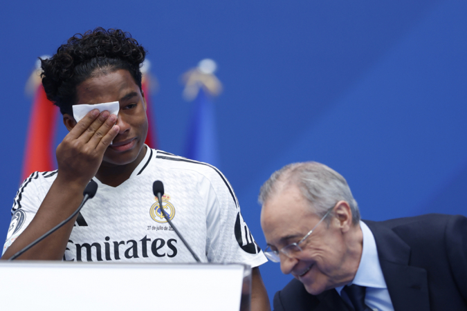 O atacante brasileiro Endrick (à esq.), ao lado do presidente do Real Madrid, Florentino Pérez (à dir.), durante sua apresentação como novo jogador do Real Madrid