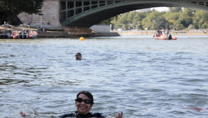 A prefeita de Paris, Anne Hidalgo, nada no rio Sena para demonstrar que o rio está limpo o suficiente para sediar os eventos de natação ao ar livre nos Jogos Olímpicos de Paris 2024