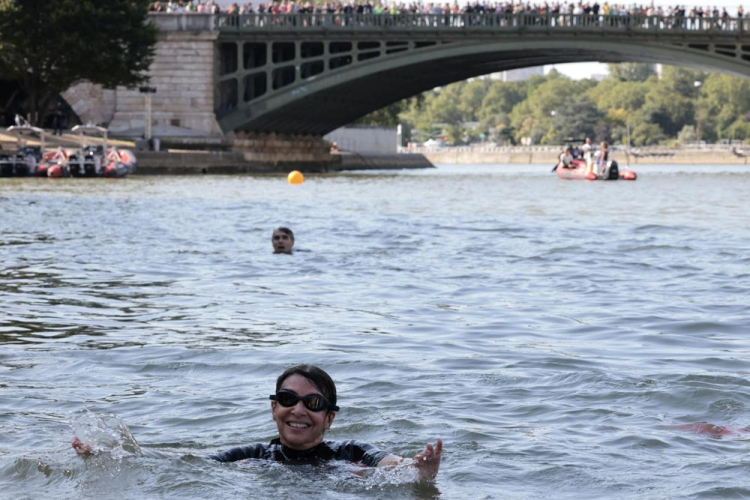 A prefeita de Paris, Anne Hidalgo, nada no rio Sena para demonstrar que o rio está limpo o suficiente para sediar os eventos de natação ao ar livre nos Jogos Olímpicos de Paris 2024