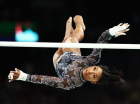 Paris (França), 28/07/2024.- Simone Biles dos EUA se apresenta nas Barras Desiguais