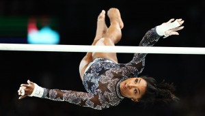 Paris (França), 28/07/2024.- Simone Biles dos EUA se apresenta nas Barras Desiguais