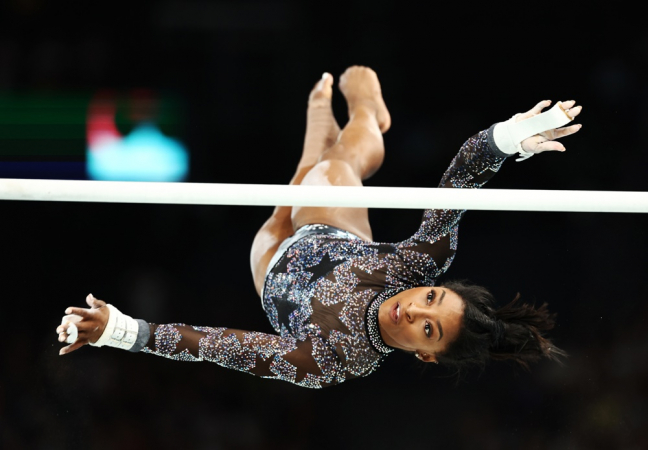 Paris (França), 28/07/2024.- Simone Biles dos EUA se apresenta nas Barras Desiguais