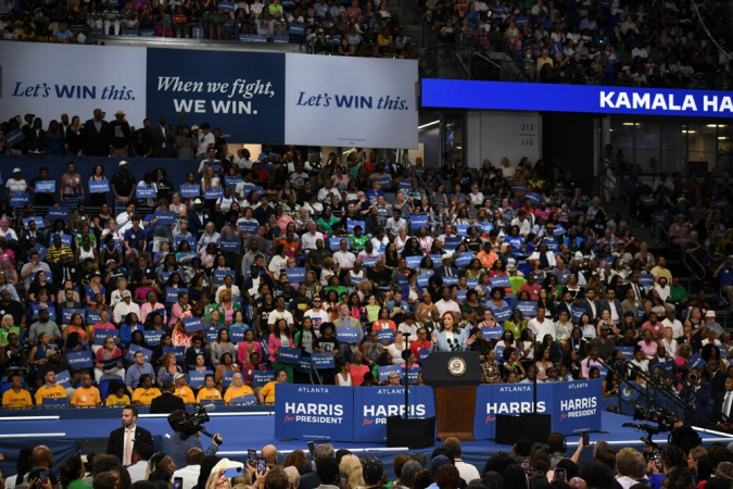 Atlanta (Estados Unidos), 30/07/2024.- A vice-presidente dos EUA, Kamala Harris, discursa durante um comício de campanha no Georgia State Convocation Center, em Atlanta, Geórgia, EUA, 30 de julho de 2024. EFE/EPA/EDWARD M. PIO RODA