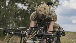 militar russo preparando um drone hexacóptero para minerar remotamente estradas