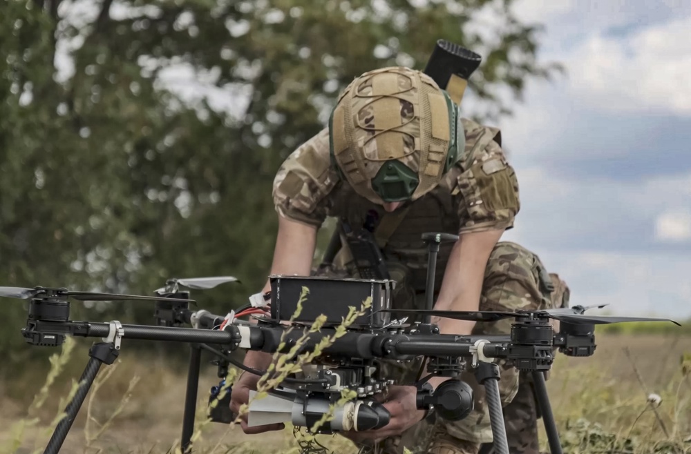 militar russo preparando um drone hexacóptero para minerar remotamente estradas