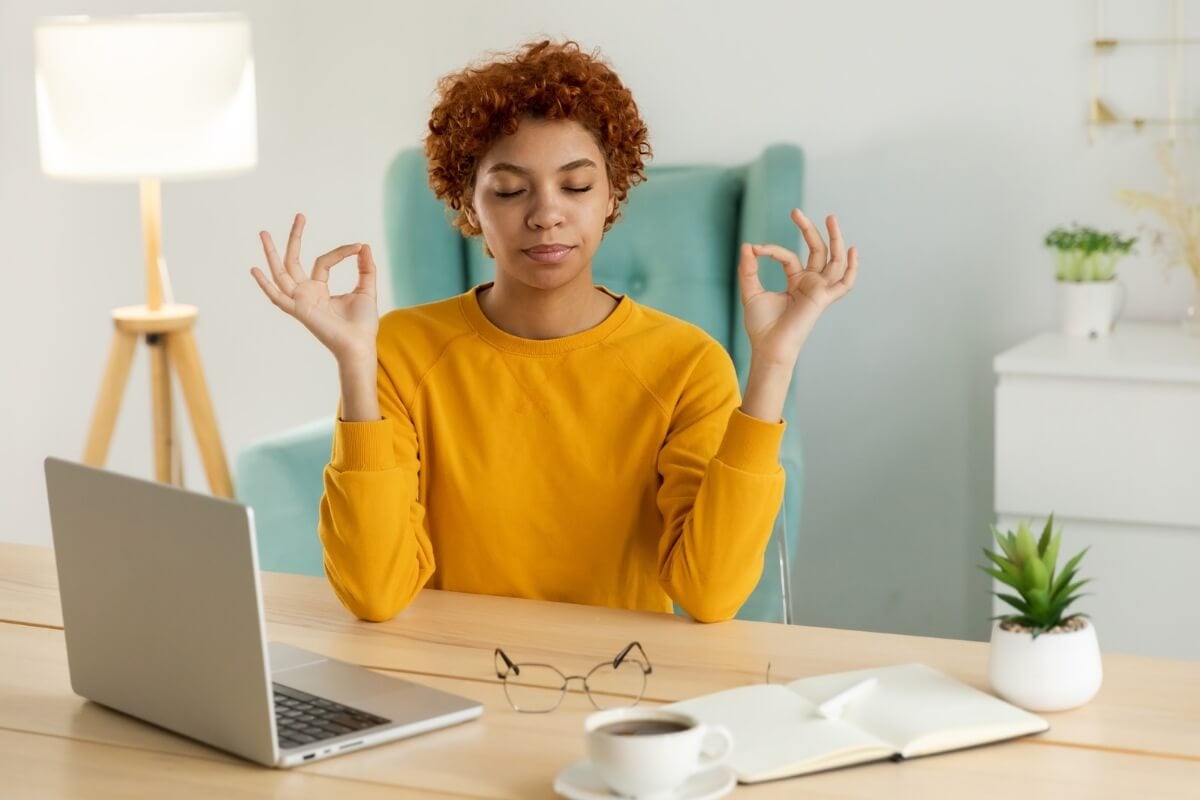 Alguns hábitos podem ajudar a controlar a ansiedade no trabalho 