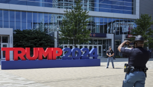 Apoiadores de Trump tiram fotos ao chegar durante os preparativos para a Convenção Nacional Republicana fora do Fórum Fiserv em Milwaukee