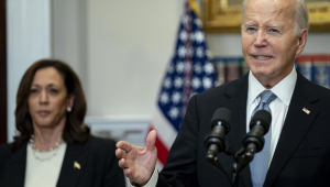 O presidente dos EUA, Joe Biden (dir.), faz comentários enquanto a vice-presidente Kamala Harris observa