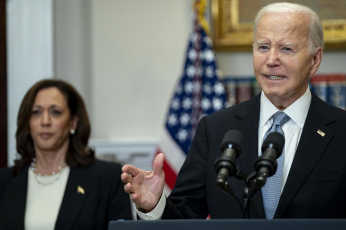 O presidente dos EUA, Joe Biden (dir.), faz comentários enquanto a vice-presidente Kamala Harris observa