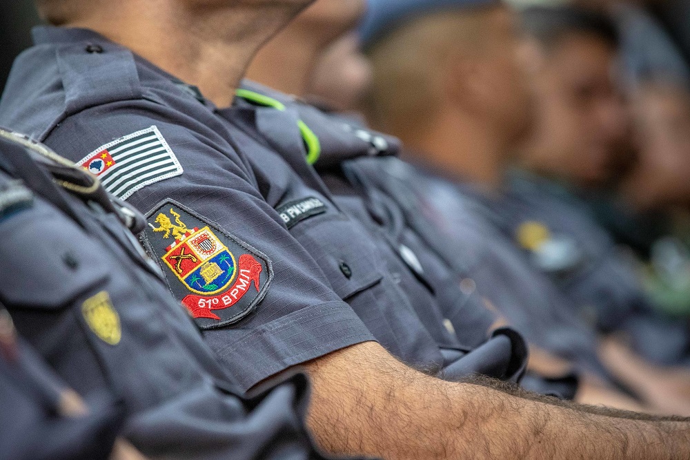 Policias militares em fila, mas os rostos não aparecem