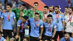 O capitão da seleção uruguaia Luis Suarez (9) e seus companheiros posam no pódio de premiação após derrotar o Canadá na disputa pelo terceiro lugar