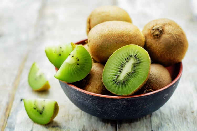 5 benefícios do kiwi para a saúde