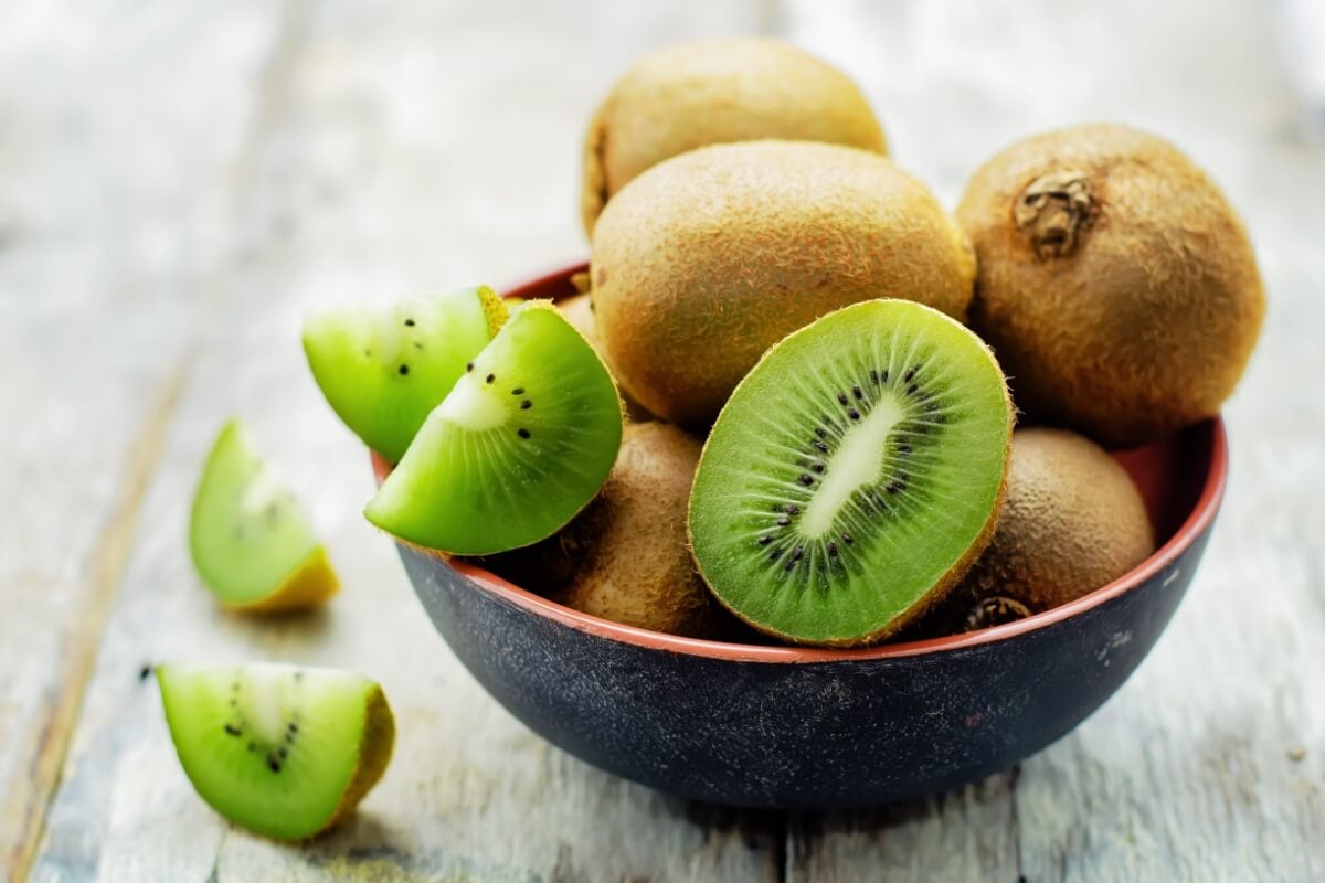 O kiwi oferece diversos benefícios para a saúde 
