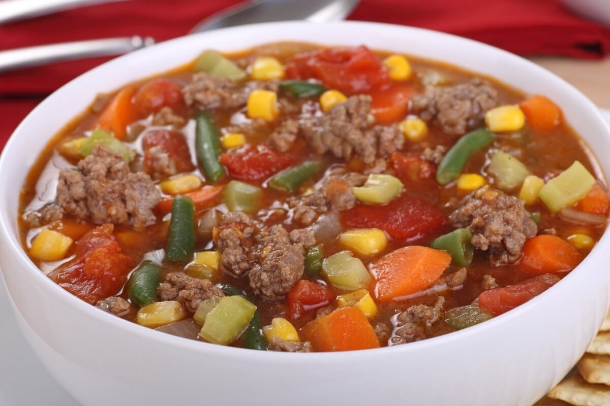 Sopa de carne moída com legumes 