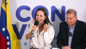 A líder opositora venezuelana María Corina Machado (à esquerda) fala durante uma coletiva de imprensa ao lado do candidato presidencial Edmundo González Urrutia