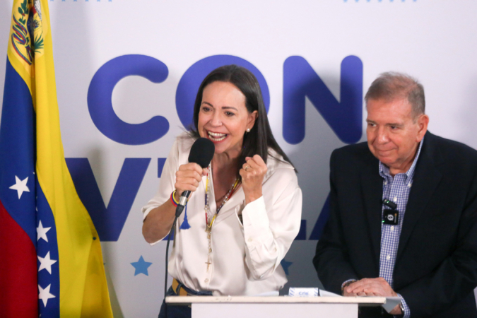 A líder opositora venezuelana María Corina Machado (à esquerda) fala durante uma coletiva de imprensa ao lado do candidato presidencial Edmundo González Urrutia