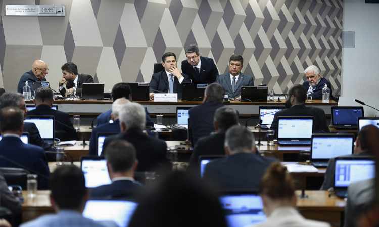 CCJ do Senado adia votação da PEC do marco temporal após pedido de vista coletiva